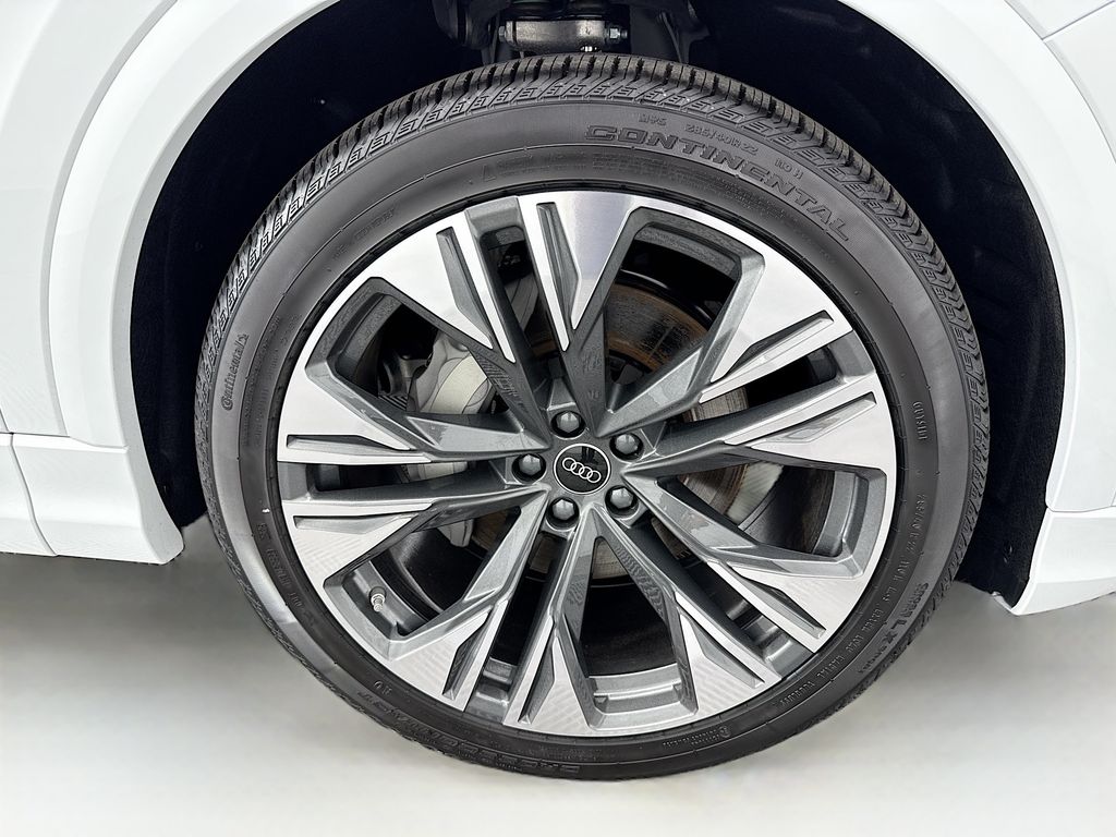 Thumbnail: 2026 Audi Q8 - 31