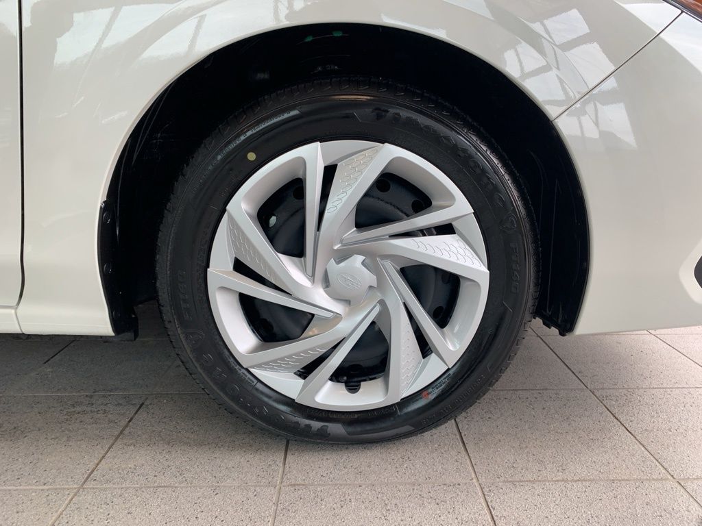 New 2025 White Subaru Base image 23