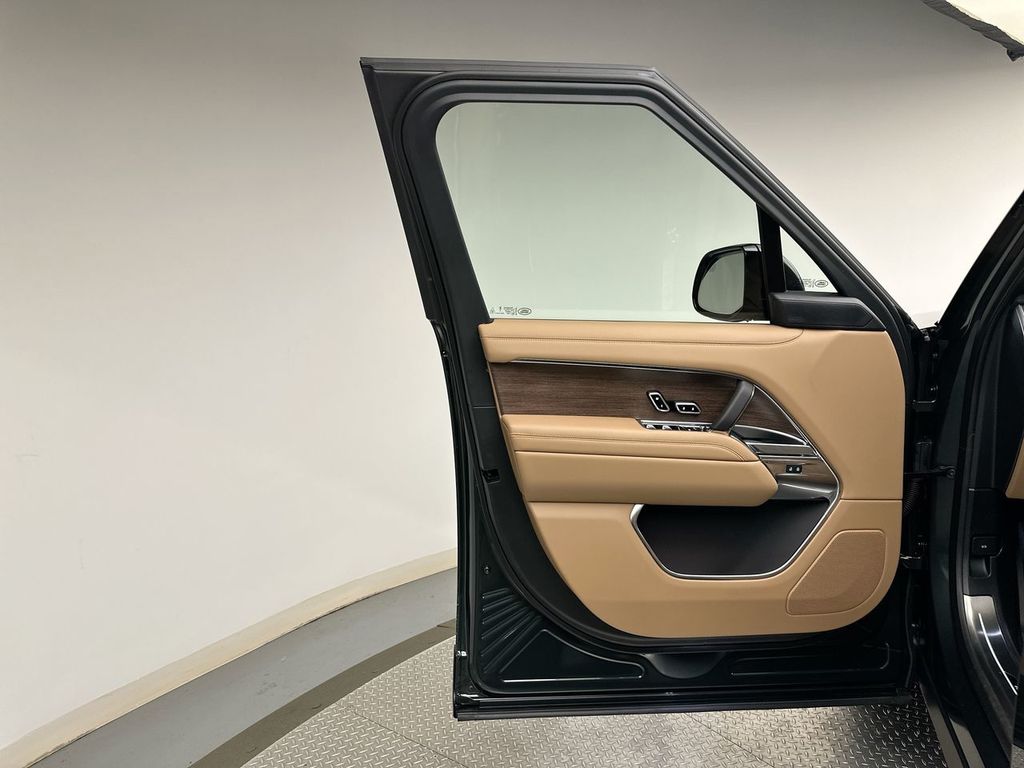 Thumbnail: 2026 Land Rover Range Rover - 9
