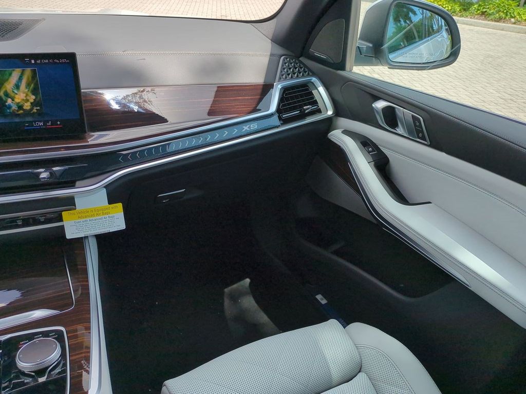 New 2026 White BMW xDrive40i image 17