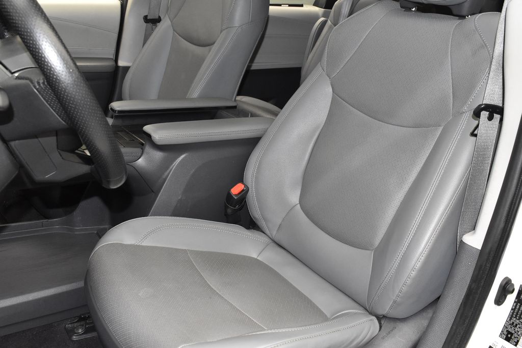 Thumbnail: 2021 Toyota Sienna - 7