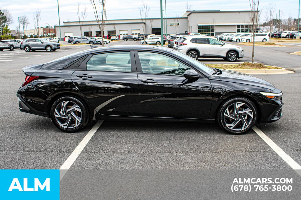Used 2025 Black Hyundai SEL Sport image 9