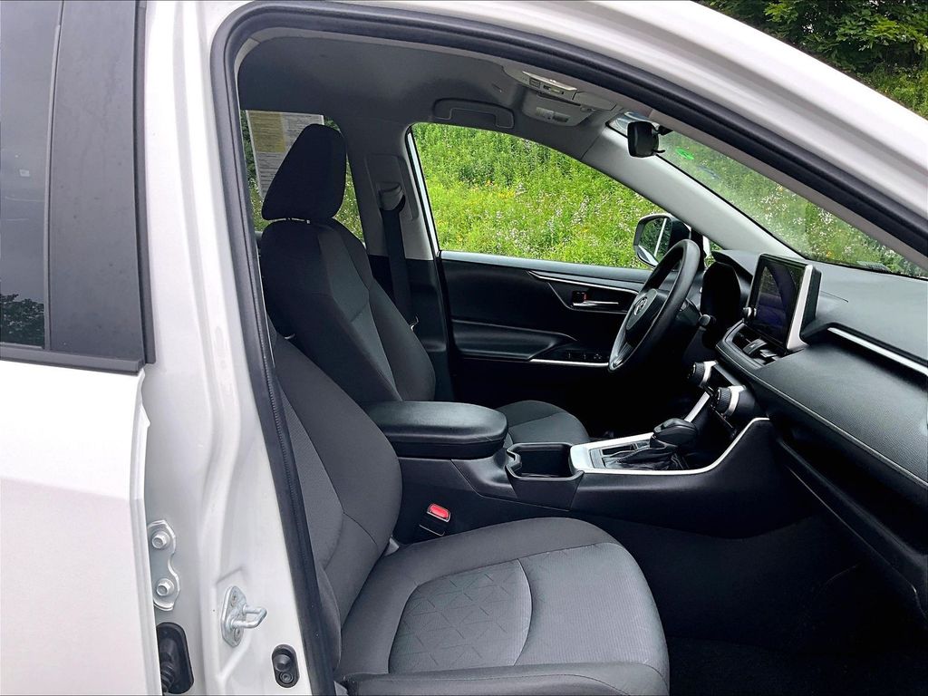 2024 Toyota RAV4 — photo 11