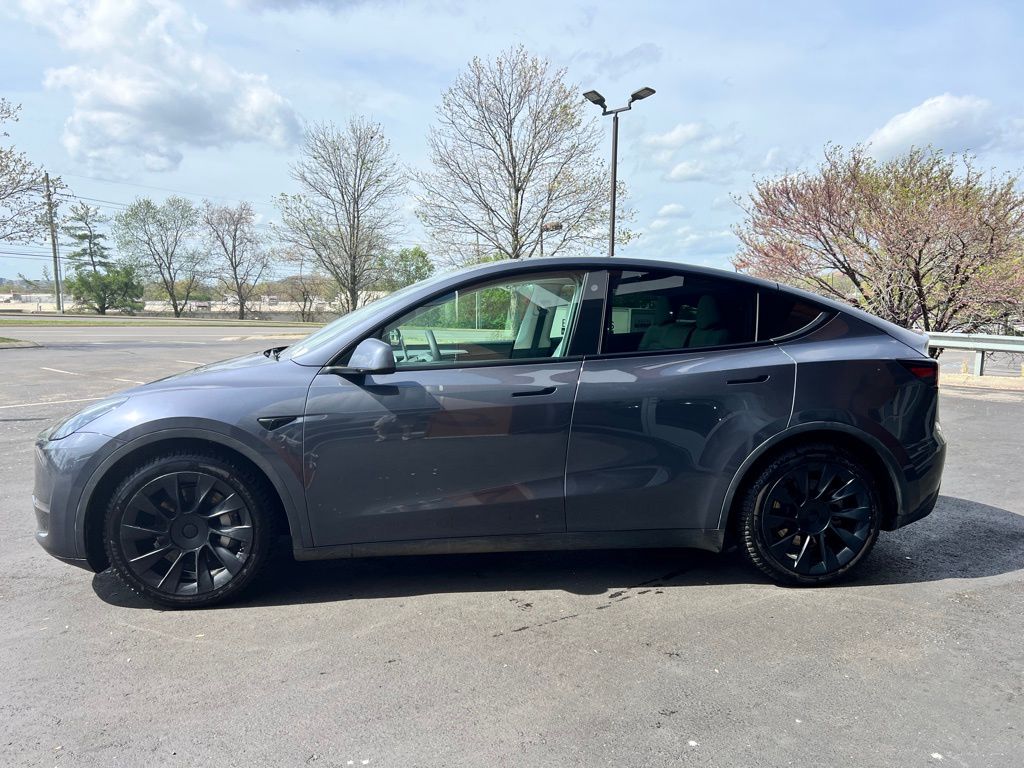 View vehicle photo 3