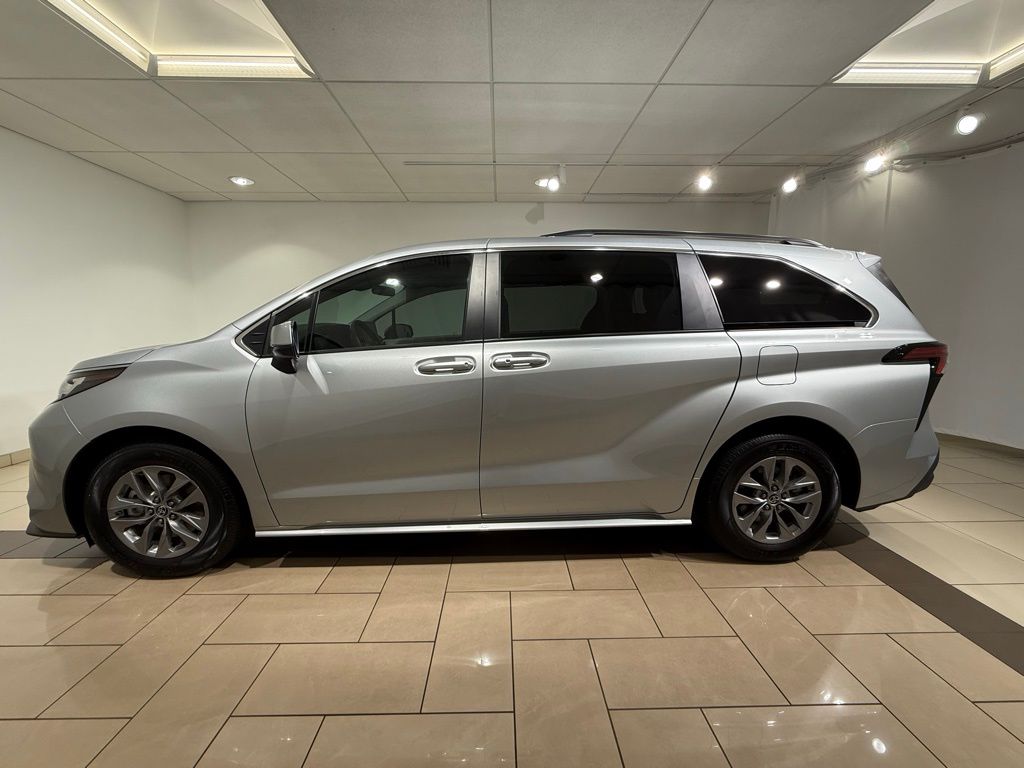 Thumbnail: 2022 Toyota Sienna - 2