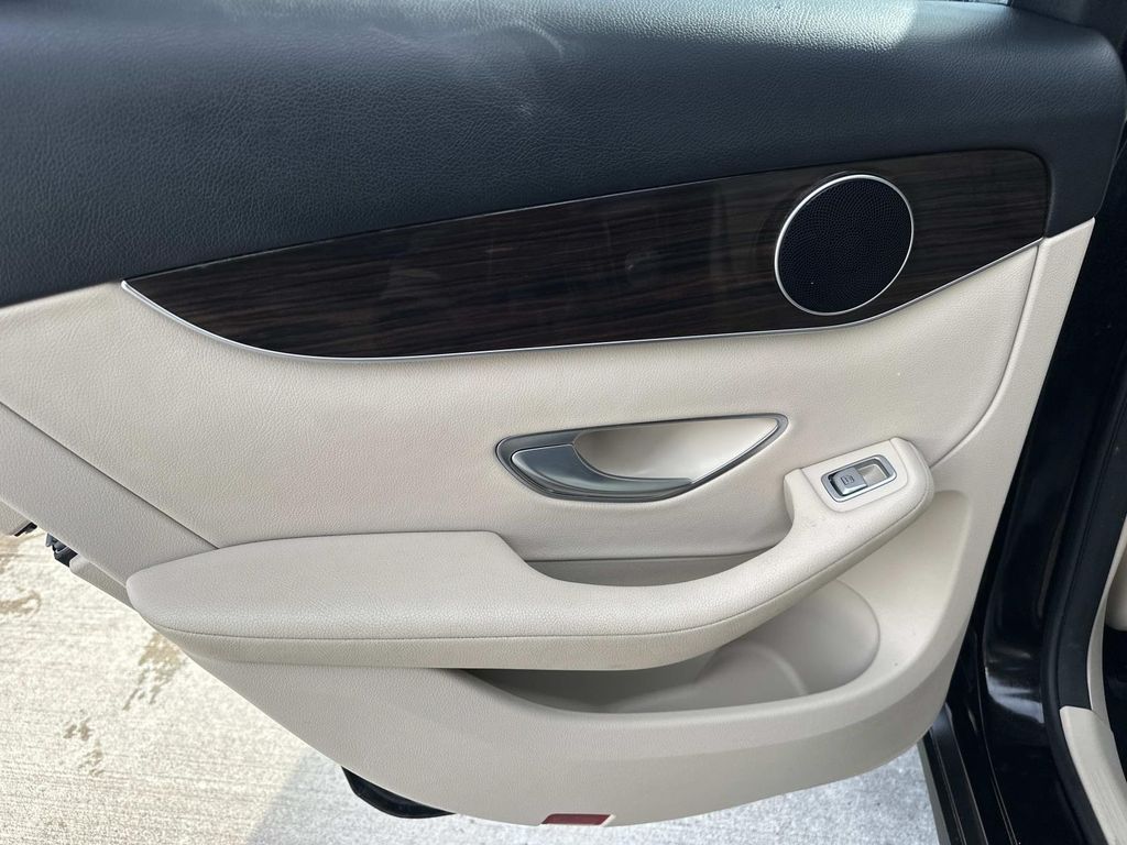 Thumbnail: 2019 Mercedes-Benz GLC - 27