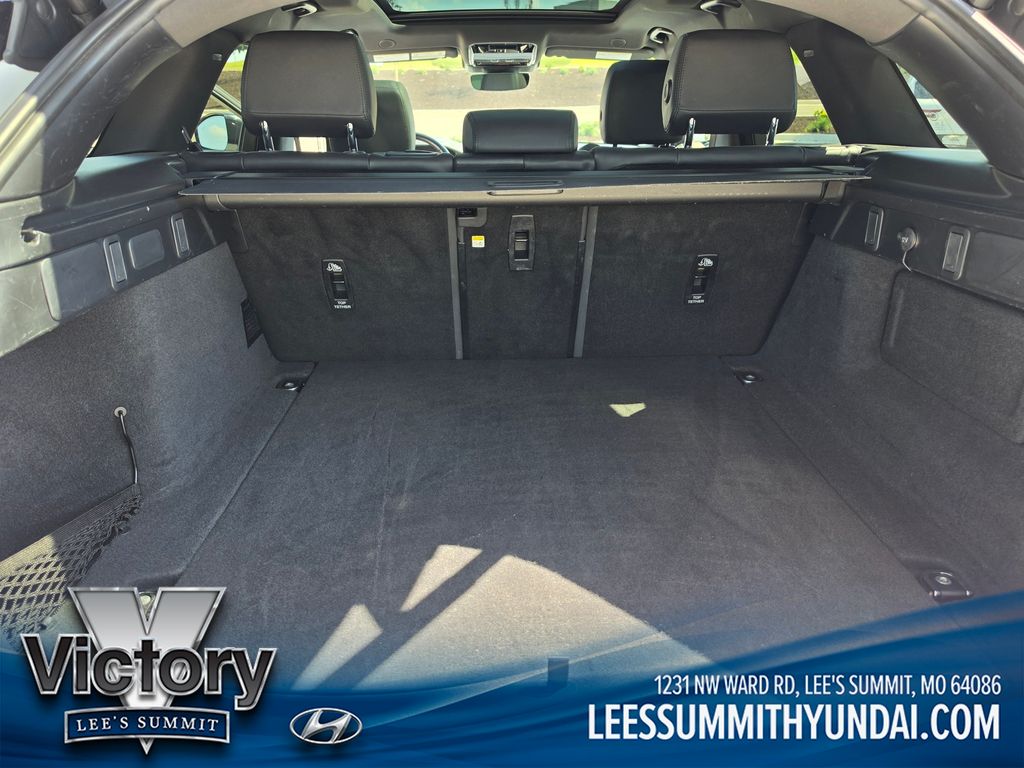 Used 2025  Land Rover Dynamic SE image 23
