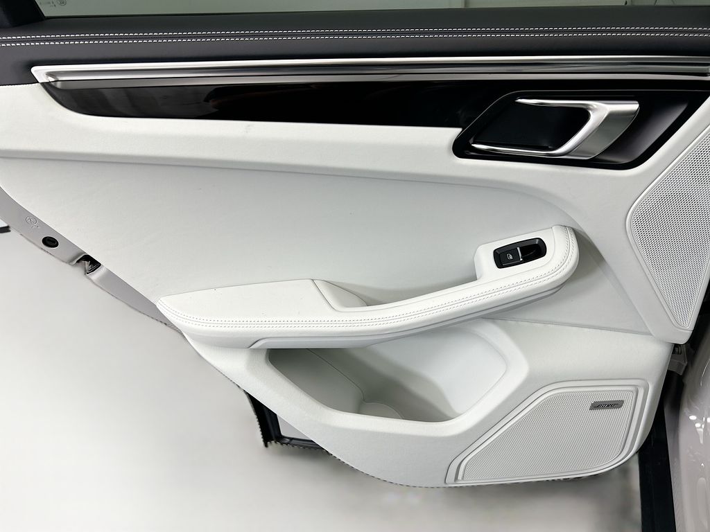 Thumbnail: 2026 Porsche Macan - 27