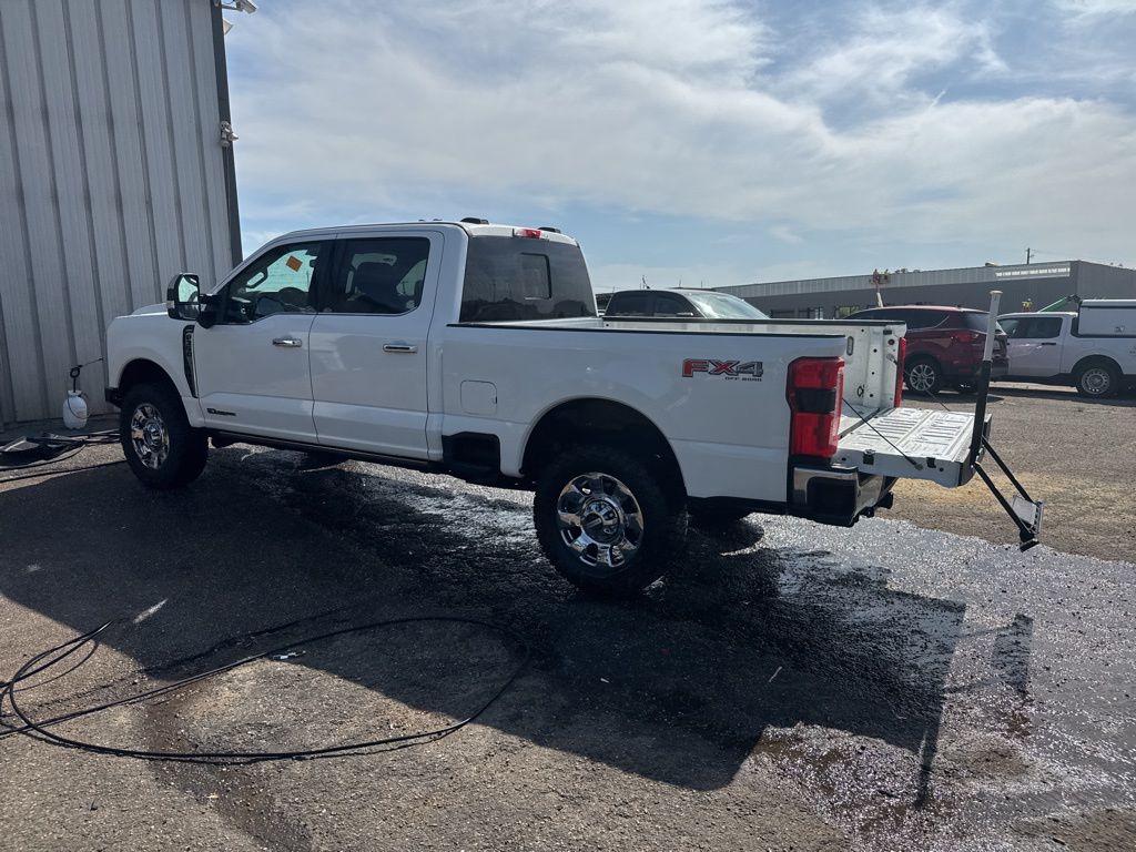2025 Star White Metallic Tri-Coat Ford Super Duty F-350 SRW Lariat 4X4 Truck