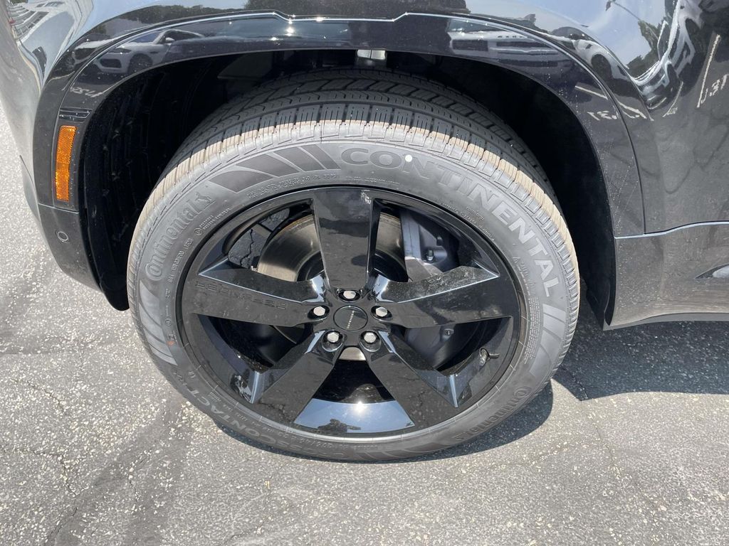 New 2026 Black Land Rover X-Dynamic SE image 12