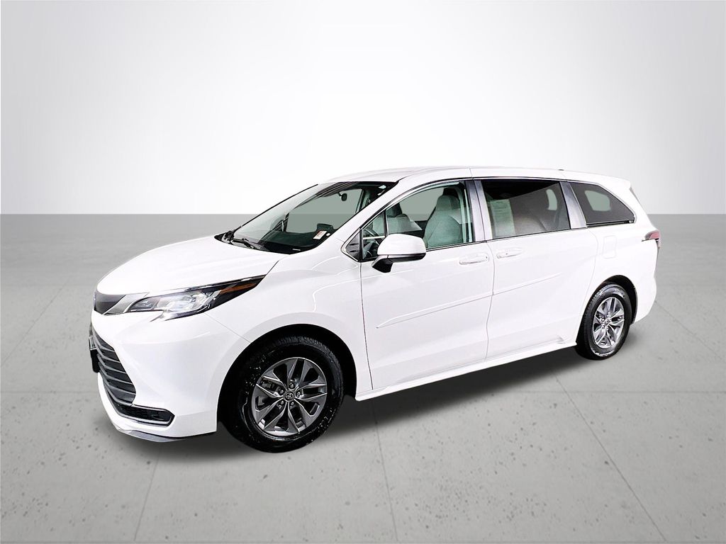 Used 2022 Toyota Sienna LE with VIN 5TDKRKECXNS099928 for sale in Gladstone, OR