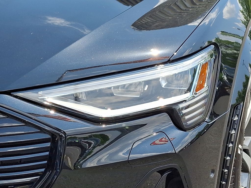 Thumbnail: 2022 Audi e-tron S - 9