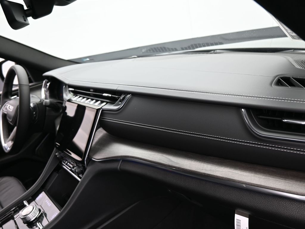 New 2025 Diamond Black Crystal Pearlcoat Jeep Overland image 18