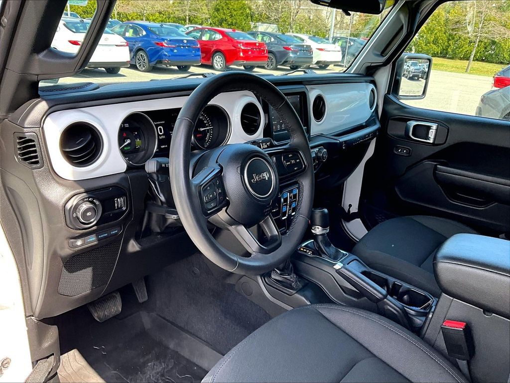 2023 Jeep Wrangler — photo 8