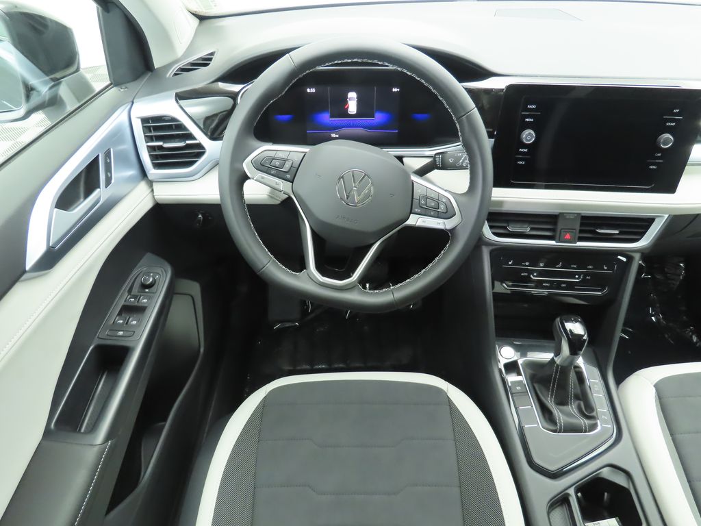 2025 Volkswagen Taos SE 11