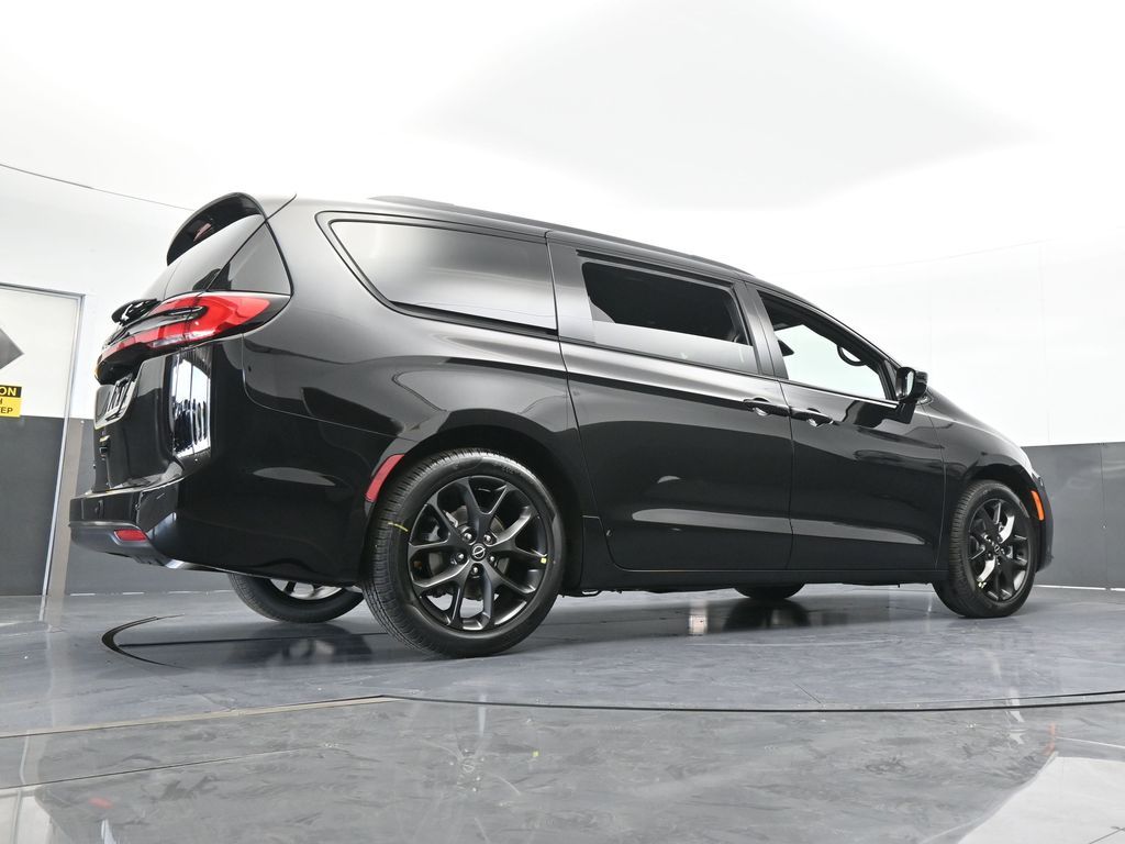 New 2026 Diamond Black Crystal Pearlcoat Chrysler Select image 63