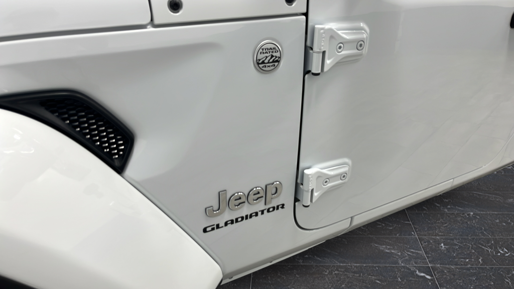 Used 2022 Bright White Clearcoat Jeep Overland image 40