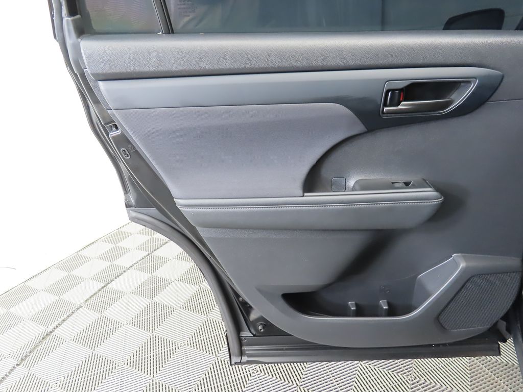 2021 Toyota Highlander LE 26