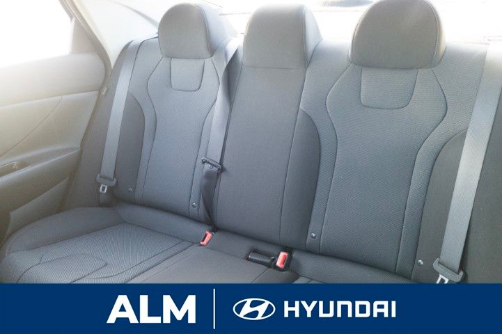 2025 Hyundai Elantra SE photo 14