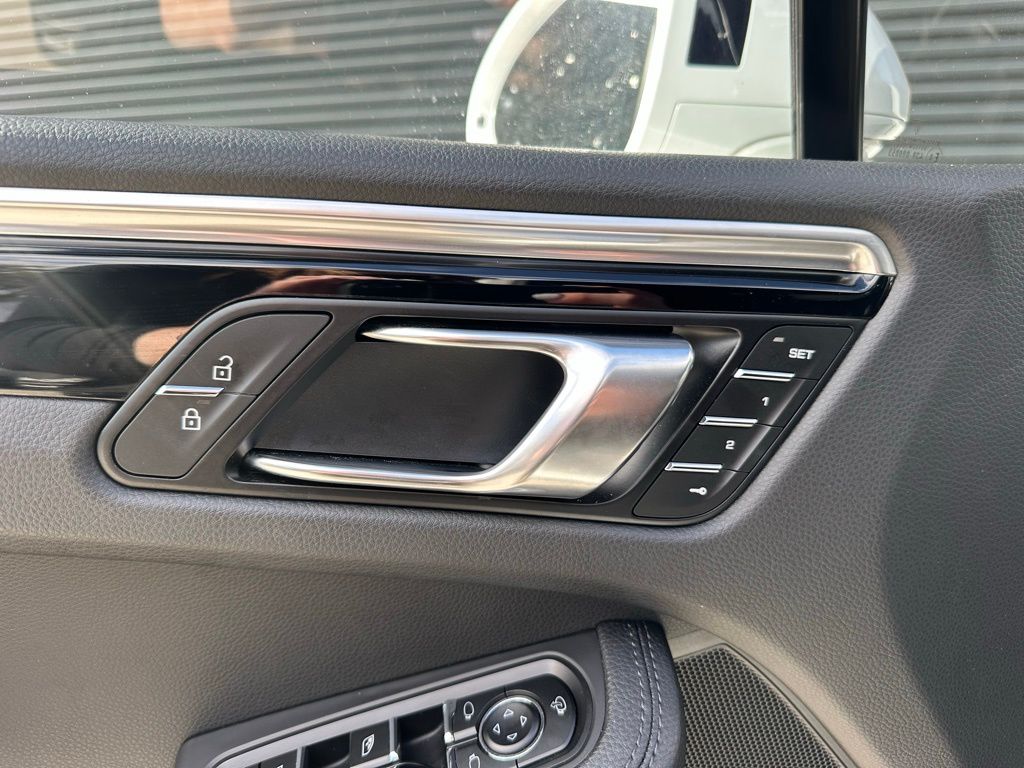 Thumbnail: 2023 Porsche Macan - 20