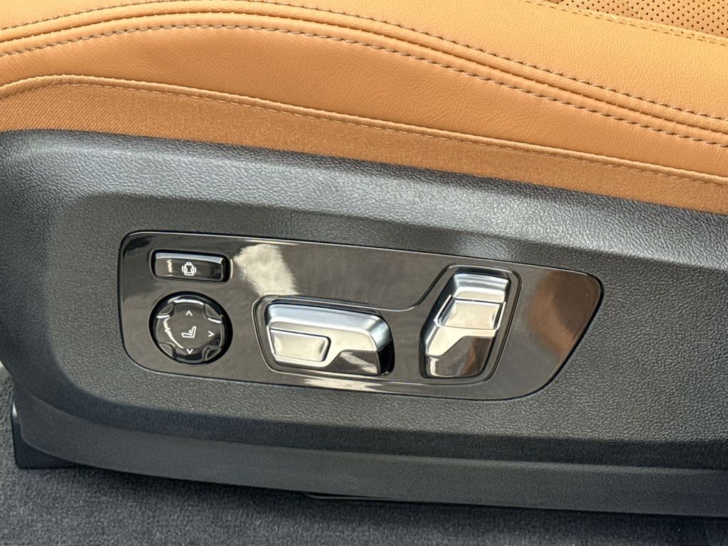 Thumbnail: 2027 BMW X7 - 12