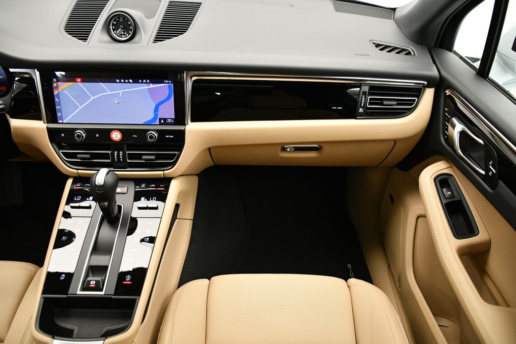 Thumbnail: 2025 Porsche Macan - 24