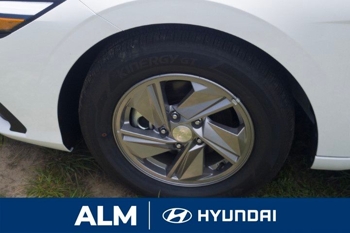 2025 Hyundai Elantra SE photo 5