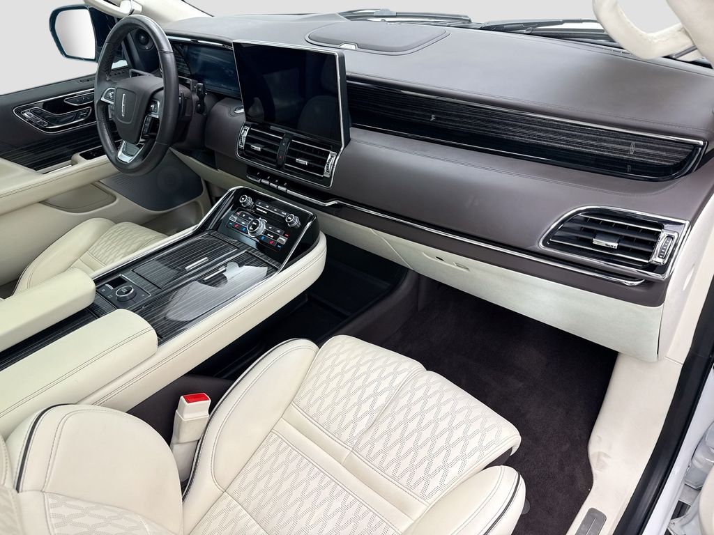 Thumbnail: 2023 Lincoln Navigator L - 19