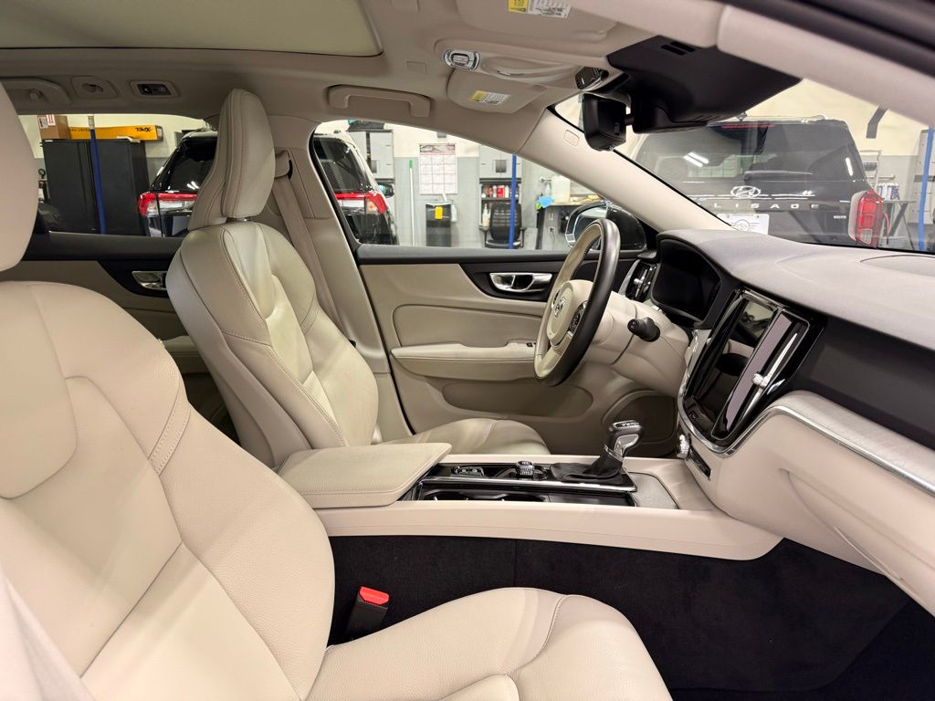 Thumbnail: 2022 Volvo S60 - 29