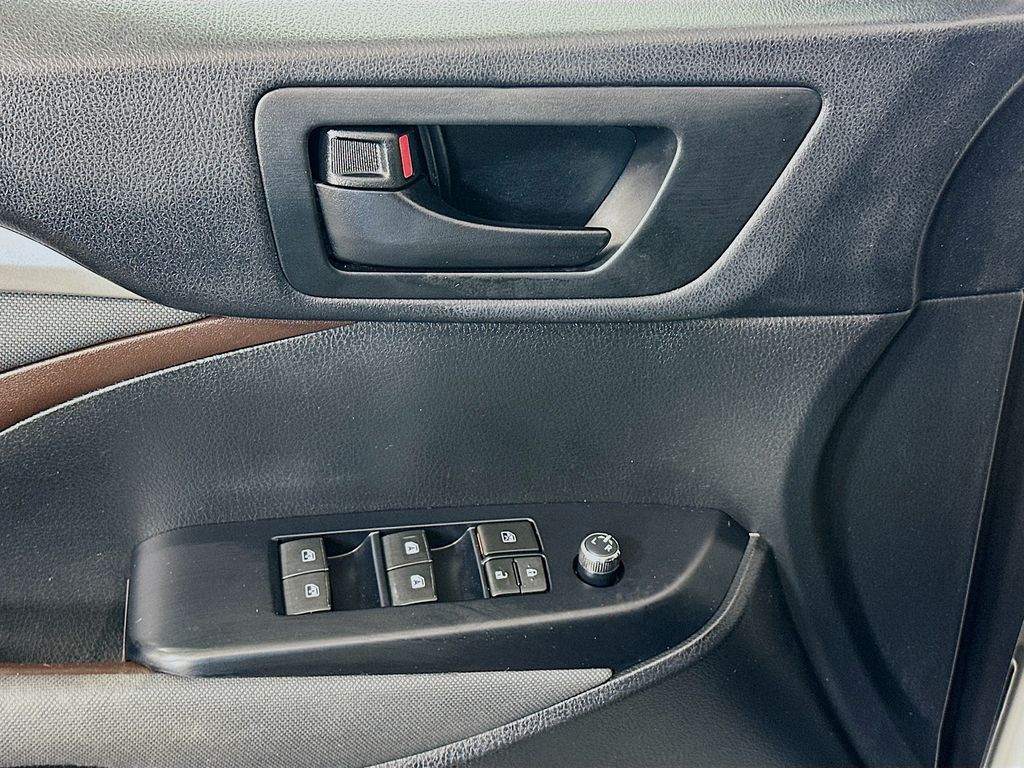 Thumbnail: 2017 Toyota Highlander - 17