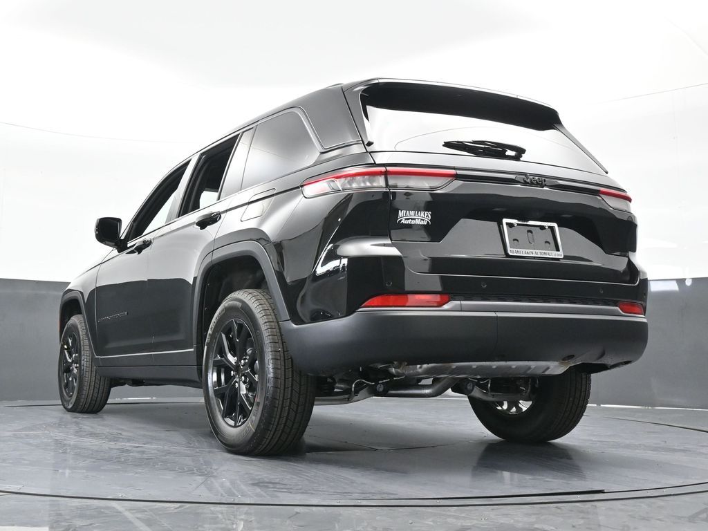 New 2026 Diamond Black Crystal Pearlcoat Jeep Laredo image 52