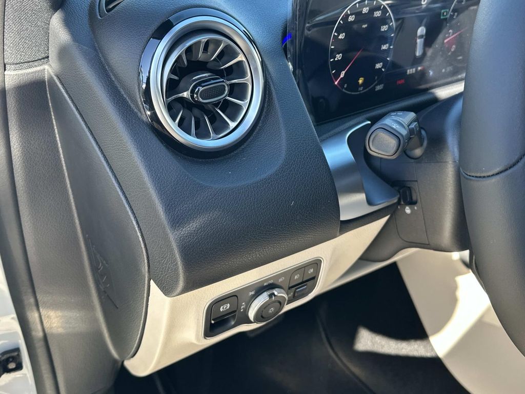 Thumbnail: 2025 Mercedes-Benz GLB - 22