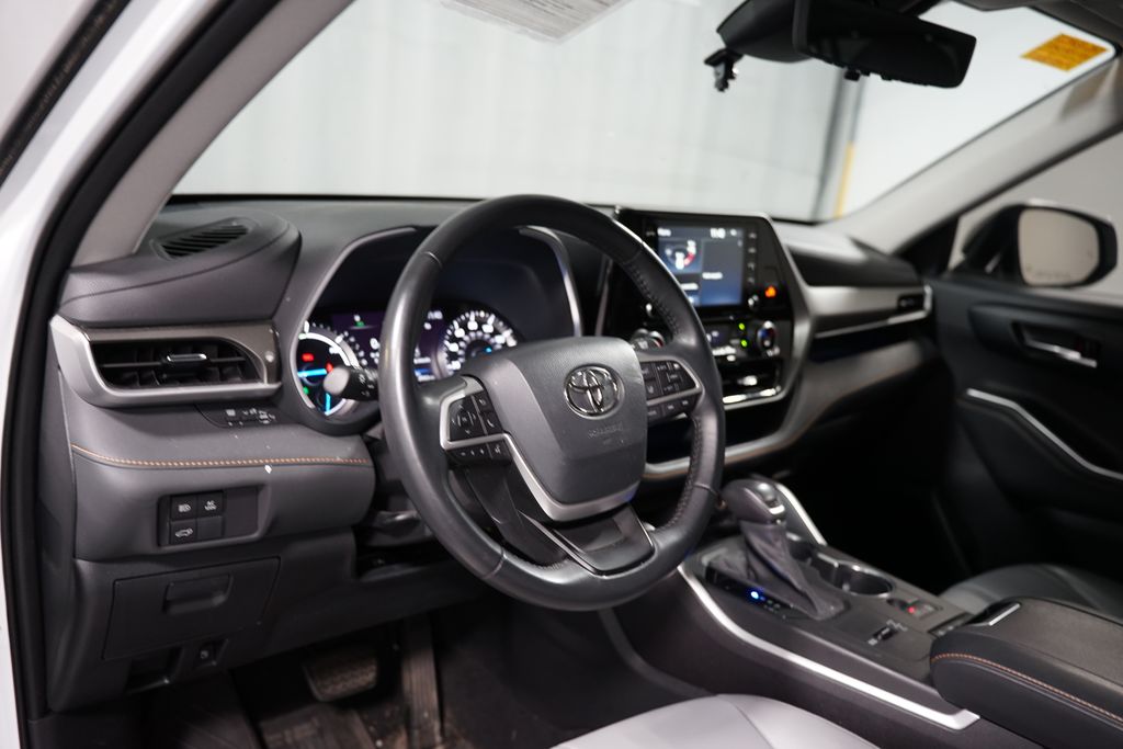 Thumbnail: 2022 Toyota Highlander - 7