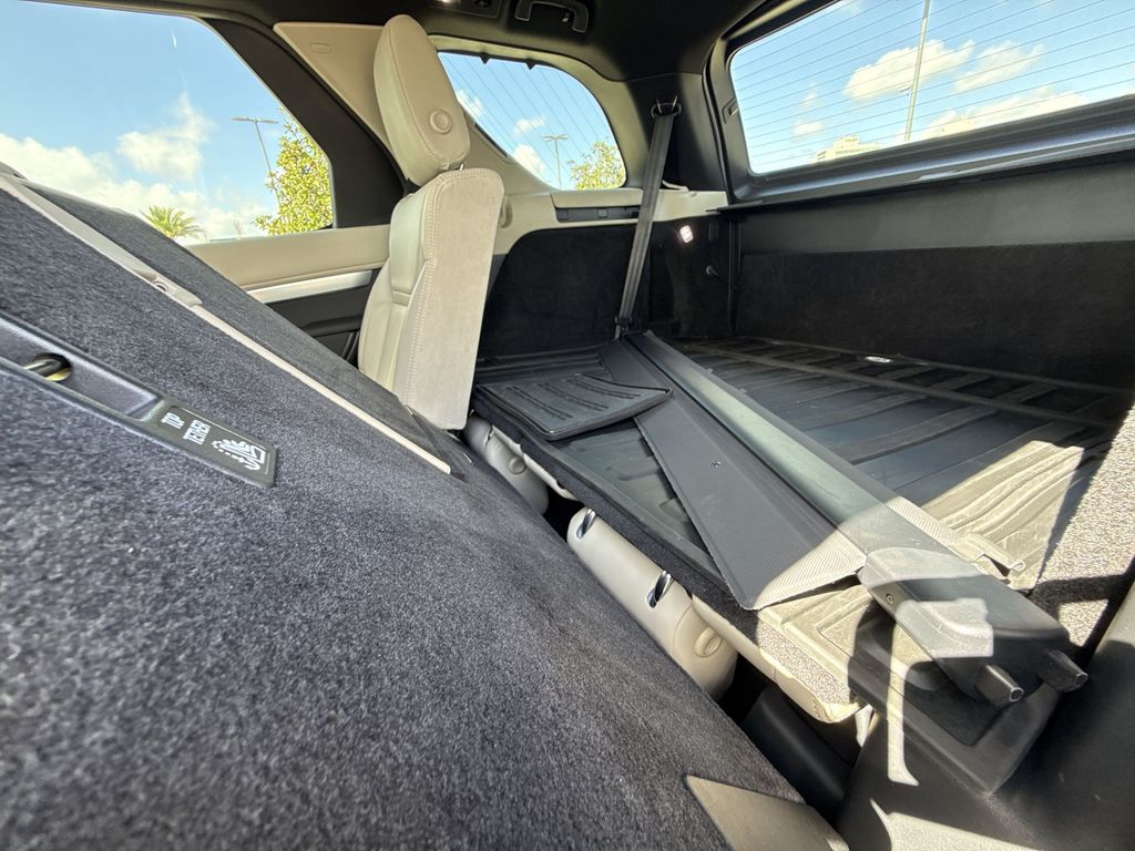 Thumbnail: 2020 Land Rover Discovery - 25