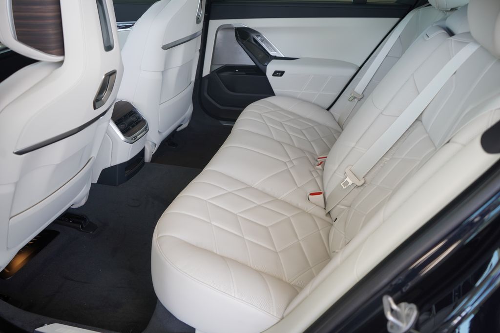 2025 BMW 7 Series 760i xDrive 20
