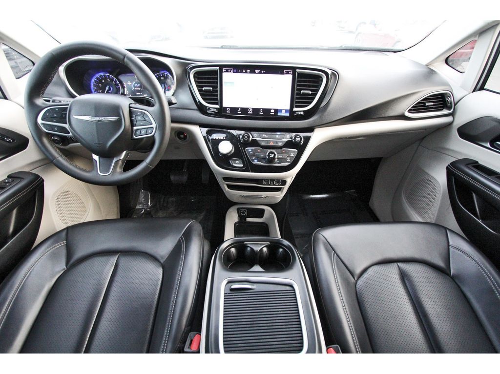 2023 Chrysler Pacifica Touring L - 8
