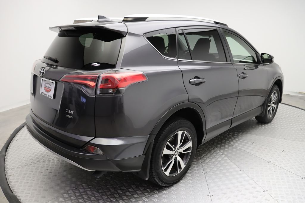 Thumbnail: 2016 Toyota RAV4 - 8