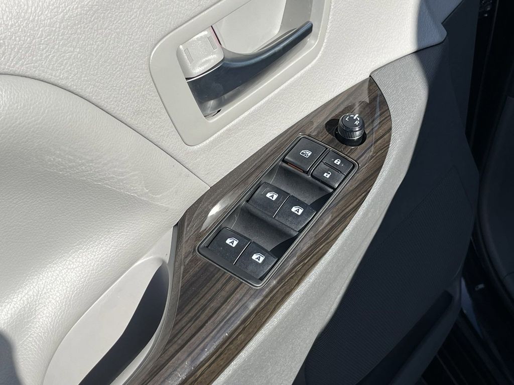 2020 Toyota Sienna XLE 17