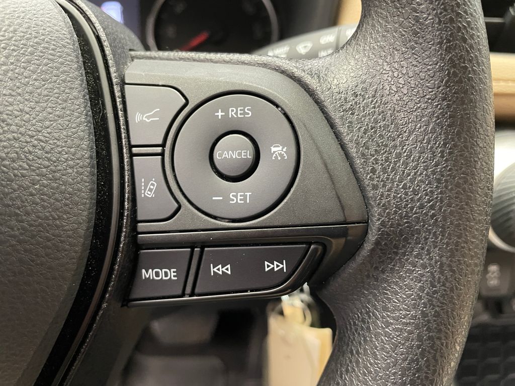2022 Toyota RAV4 LE 22