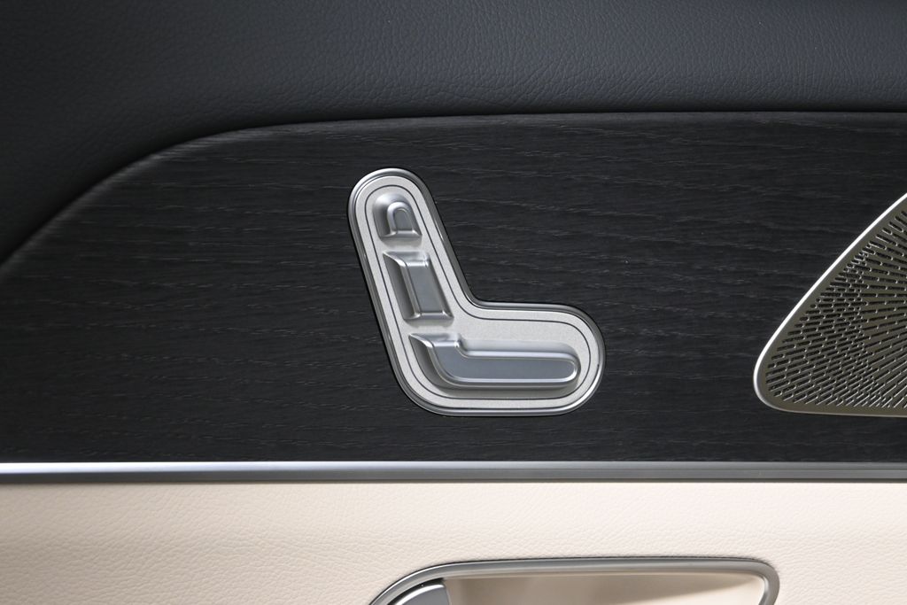 Thumbnail: 2026 Mercedes-Benz GLE - 26