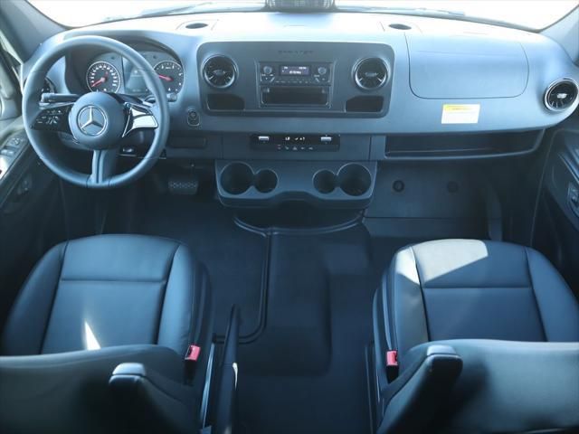 Thumbnail: 2025 Mercedes-Benz Sprinter - 13