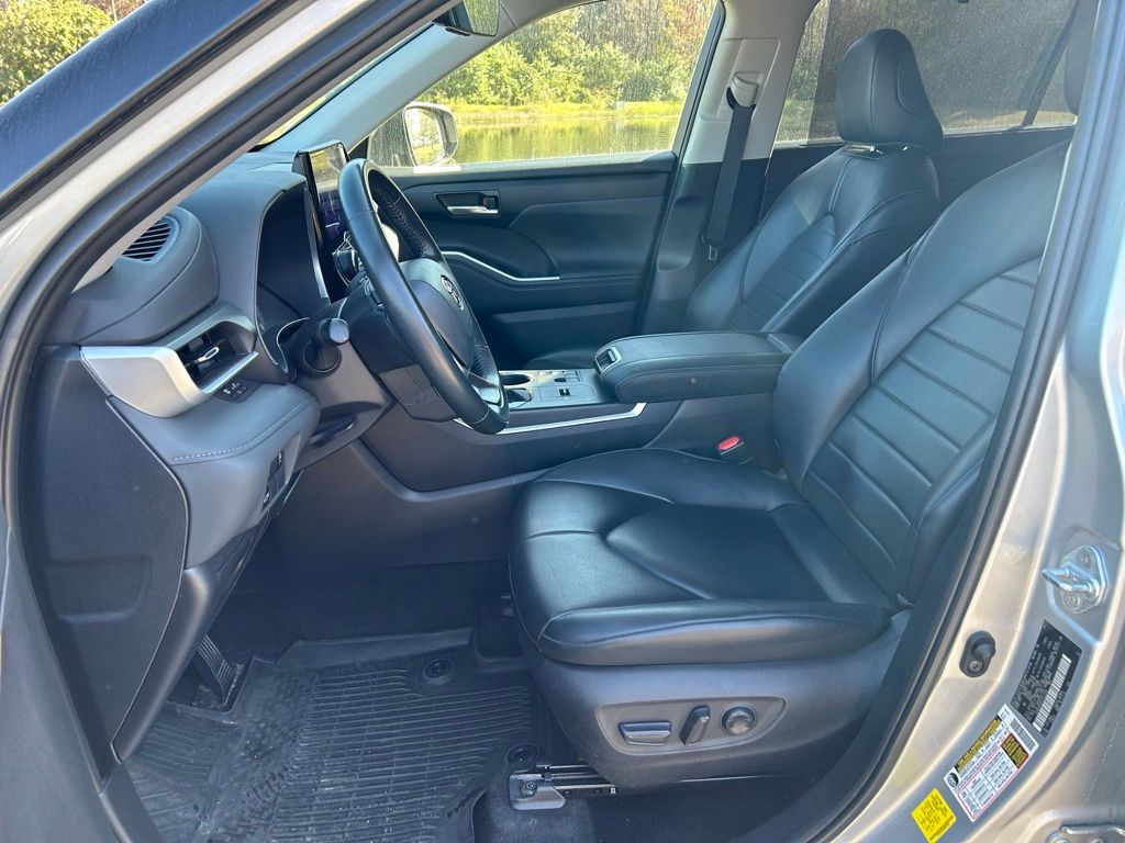 Thumbnail: 2023 Toyota Highlander - 15