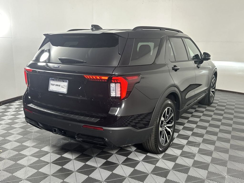 2025 Ford Explorer ST-Line 7