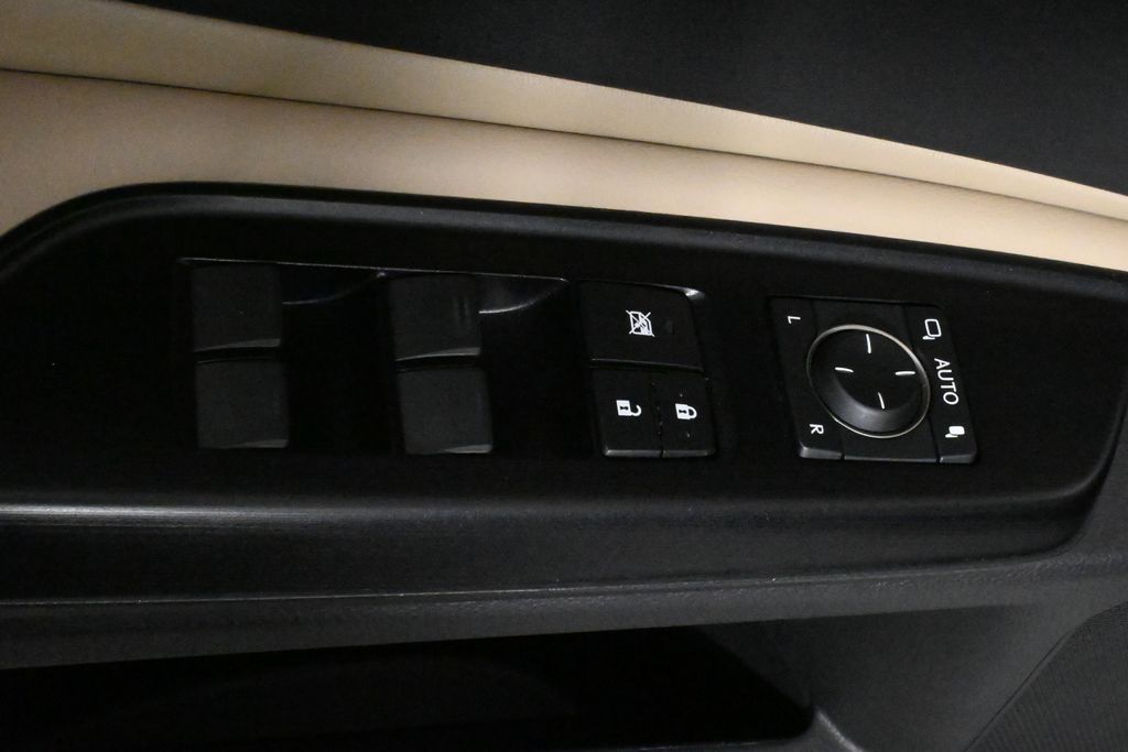 2020 Lexus ES Hybrid 300h 32