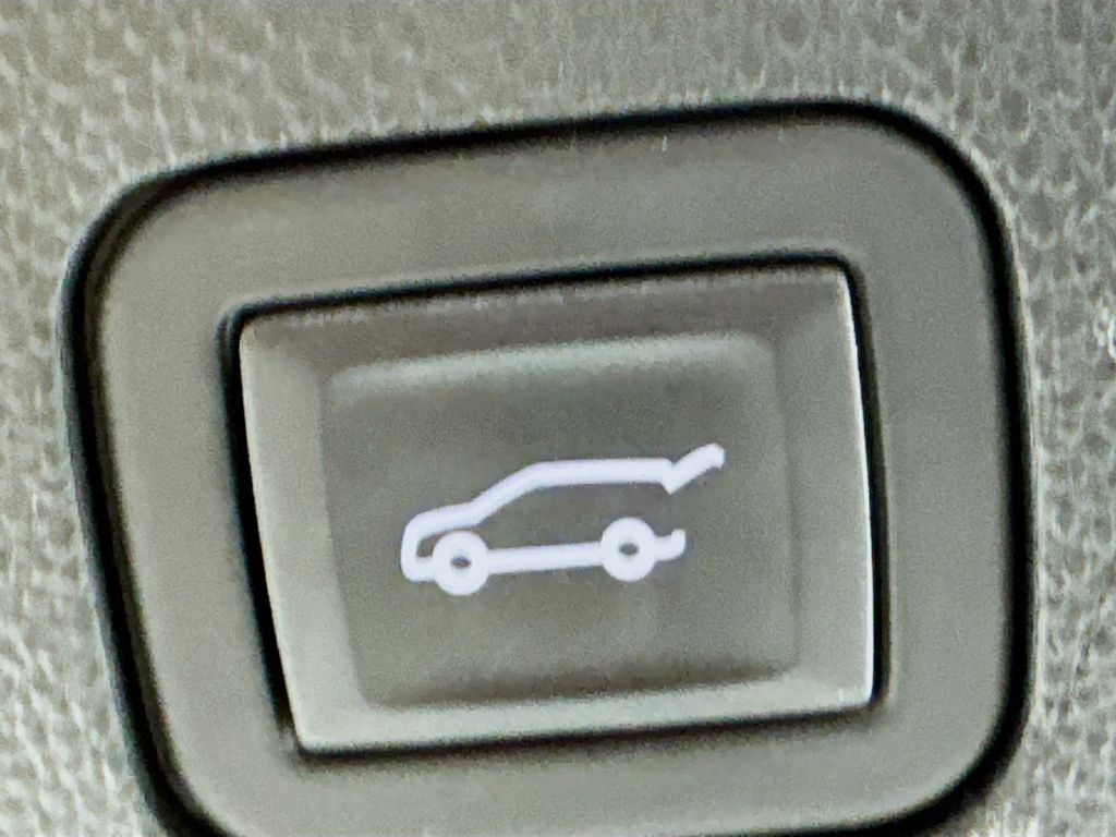 2024 Chevrolet Suburban Premier photo