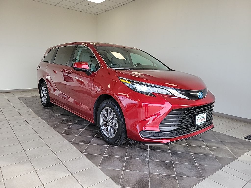 2024 Toyota Sienna LE 8-Passenger FWD