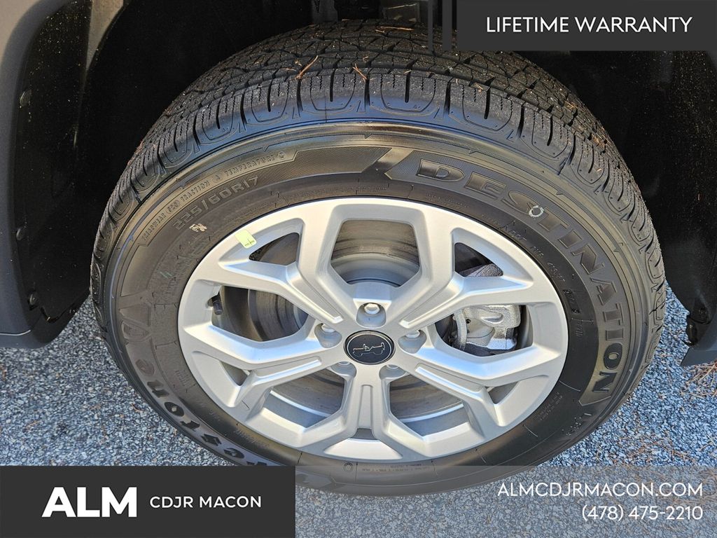 New 2026 Diamond Black Crystal Pearlcoat Jeep Latitude image 17