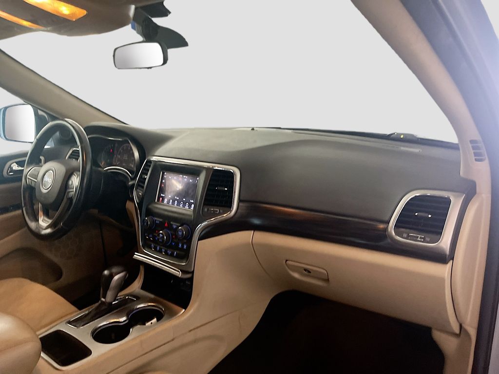 Used 2019 Silver Jeep Laredo image 26