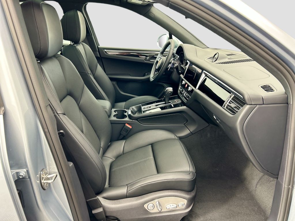 Thumbnail: 2026 Porsche Macan - 22