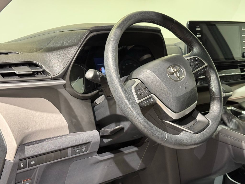 Thumbnail: 2022 Toyota Sienna - 17